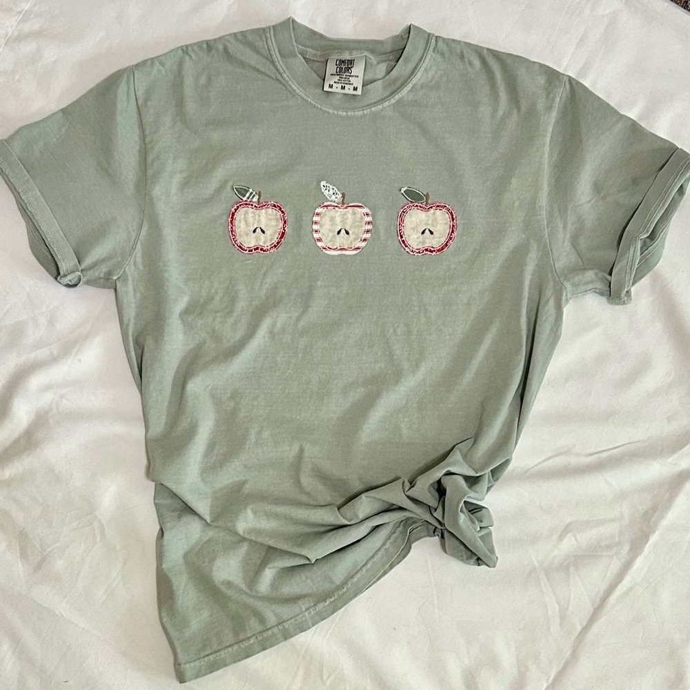Apples embroidered patchwork on comfort colors tee - Picture 3 of 3